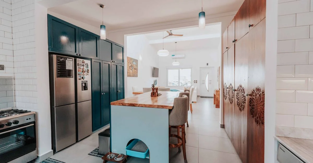 Cuisine spacieuse et élégante avec un îlot central et des éléments de design moderne.