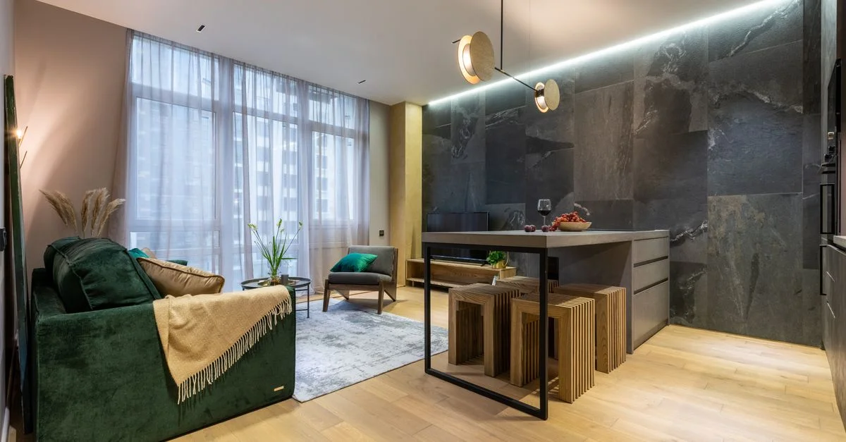 Un salon moderne élégant avec cuisine ouverte et éléments de design contemporain.