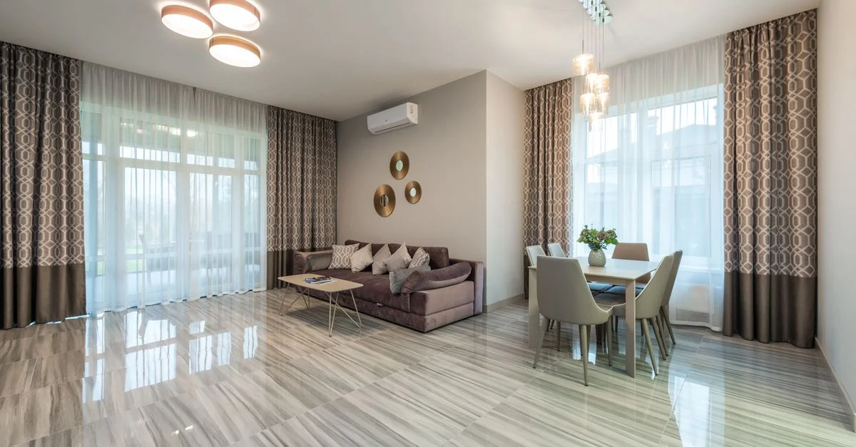 Salon spacieux avec décoration contemporaine et lumière naturelle brillante.