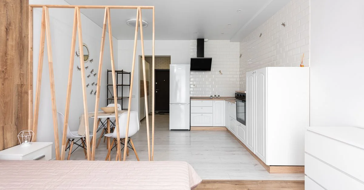 Spacieux appartement studio moderne avec cuisine ouverte et décor minimaliste.